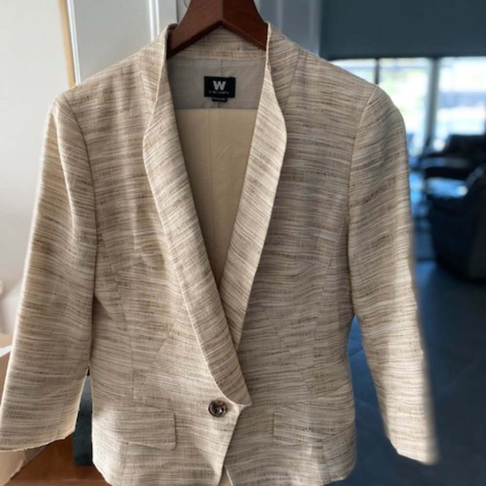 Worth Pant suite size 8..  Jacket and slacks included